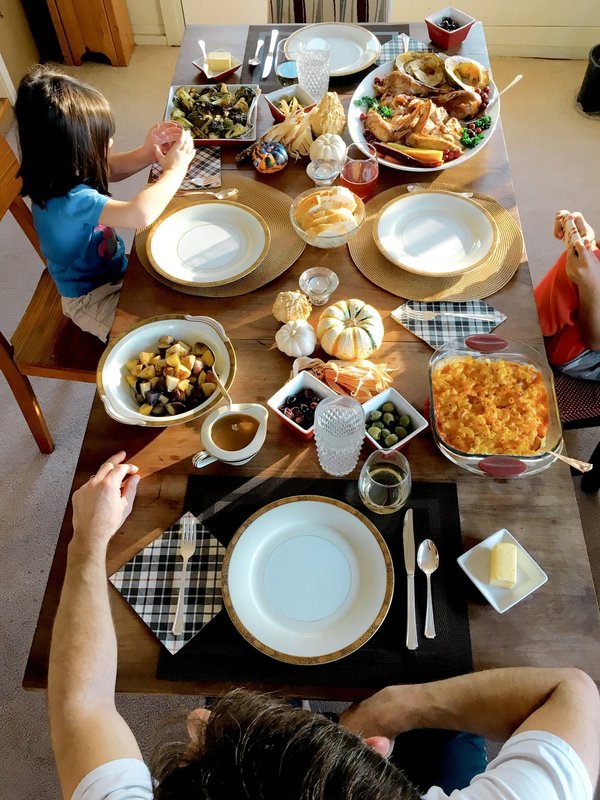 Organiser un repas de famille : conseils pour éviter de stresser
