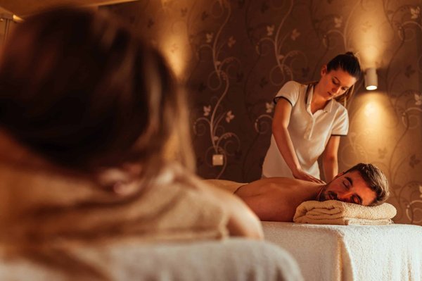 Comment pratiquer l'auto-massage pour détendre le corps et favoriser le bien-être